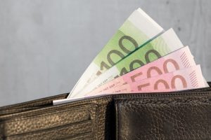 U travnju 2023. prosječna neto plaća iznosila je 1.122 eura